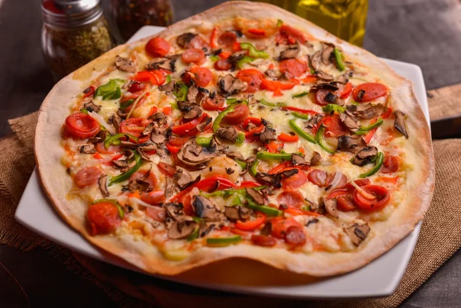 Pizza San Giuliano con queso, pimentones, champiñones y carnes